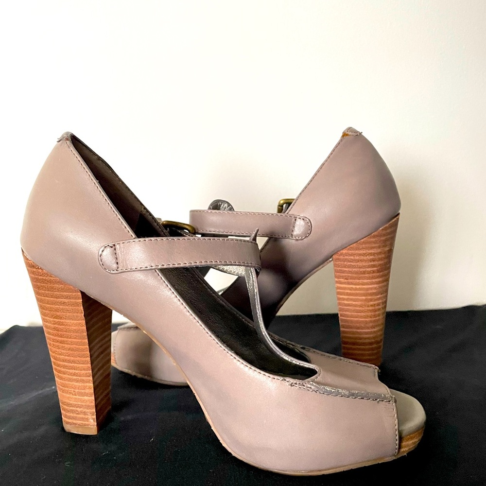 CASUAL dress shoes 4 in heels!